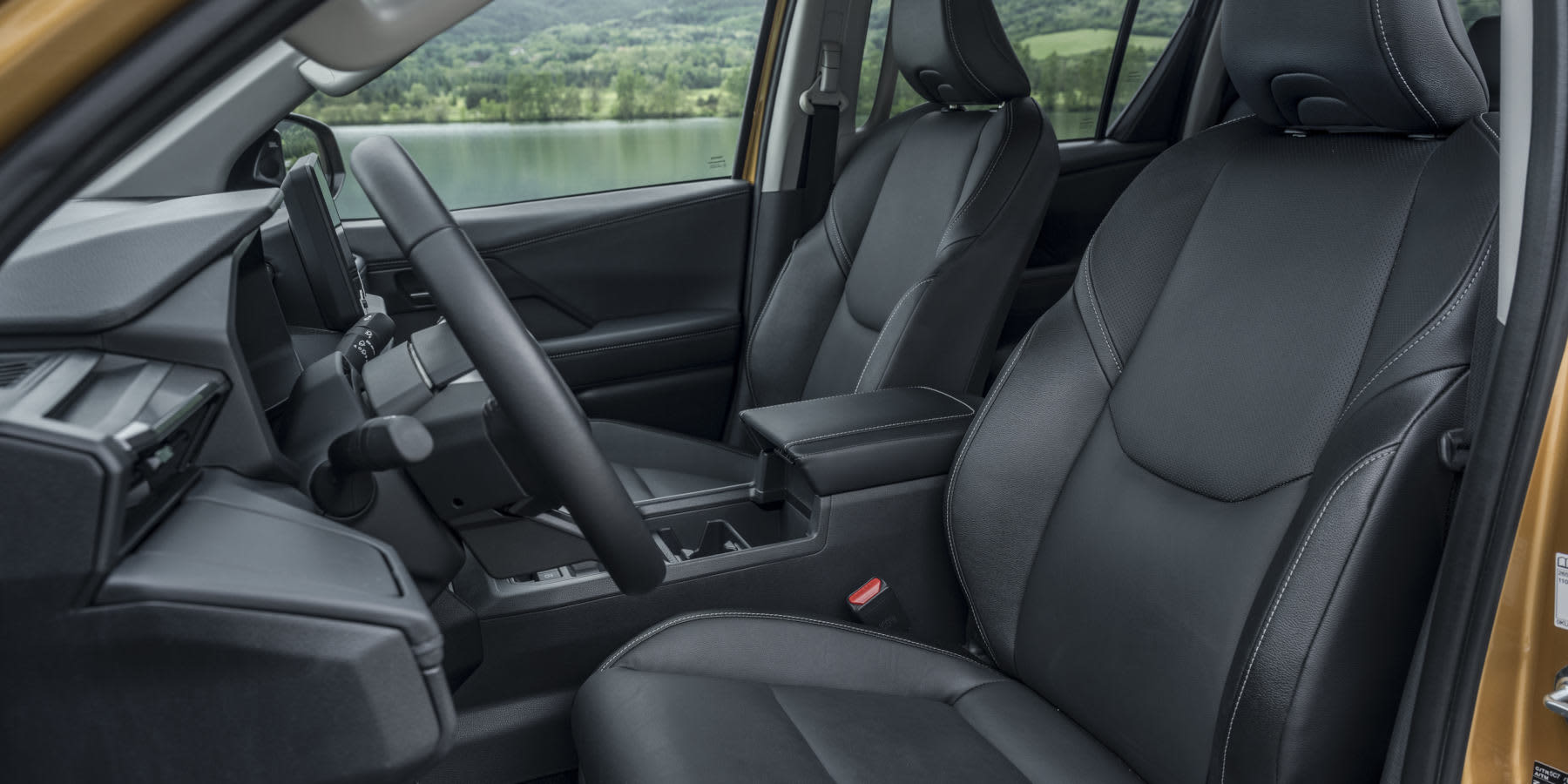 Toyota Hilux Innenraum Cockpit Blick nach hinten