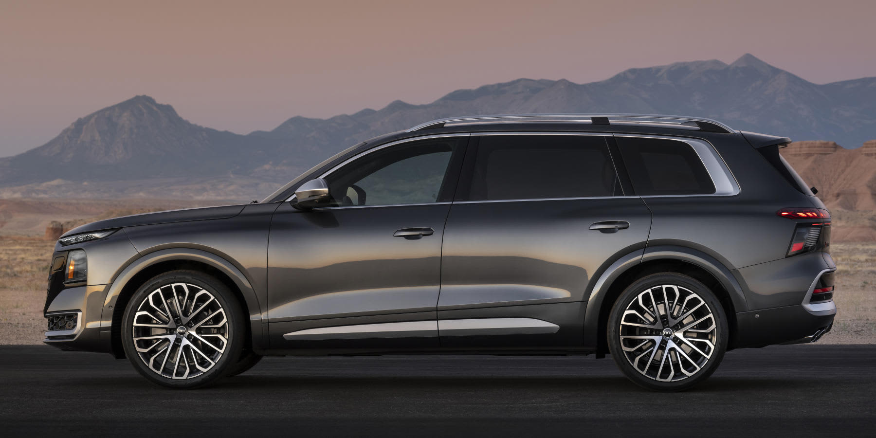 Audi SQ9 Seite