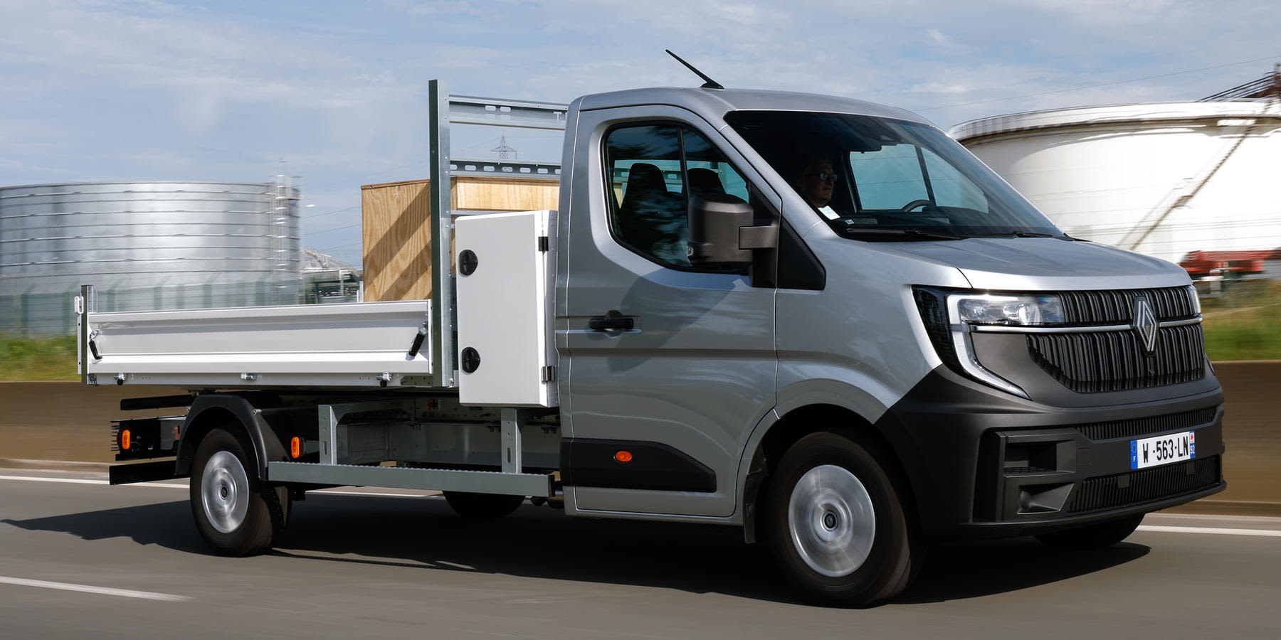 Renault Master in seitlicher Frontansicht fahrend auf einer Straße
