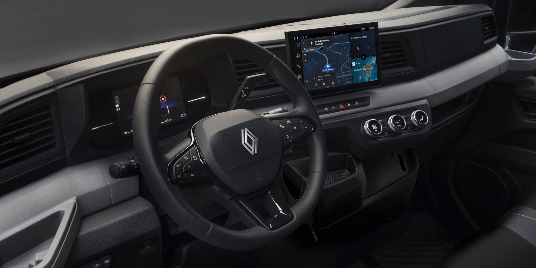 Cockpit des Renault Master mit schwarzem Lenkrad, digitalem Kombiinstrument und modern gestaltetem Armaturenbrett im Fahrerbereich.