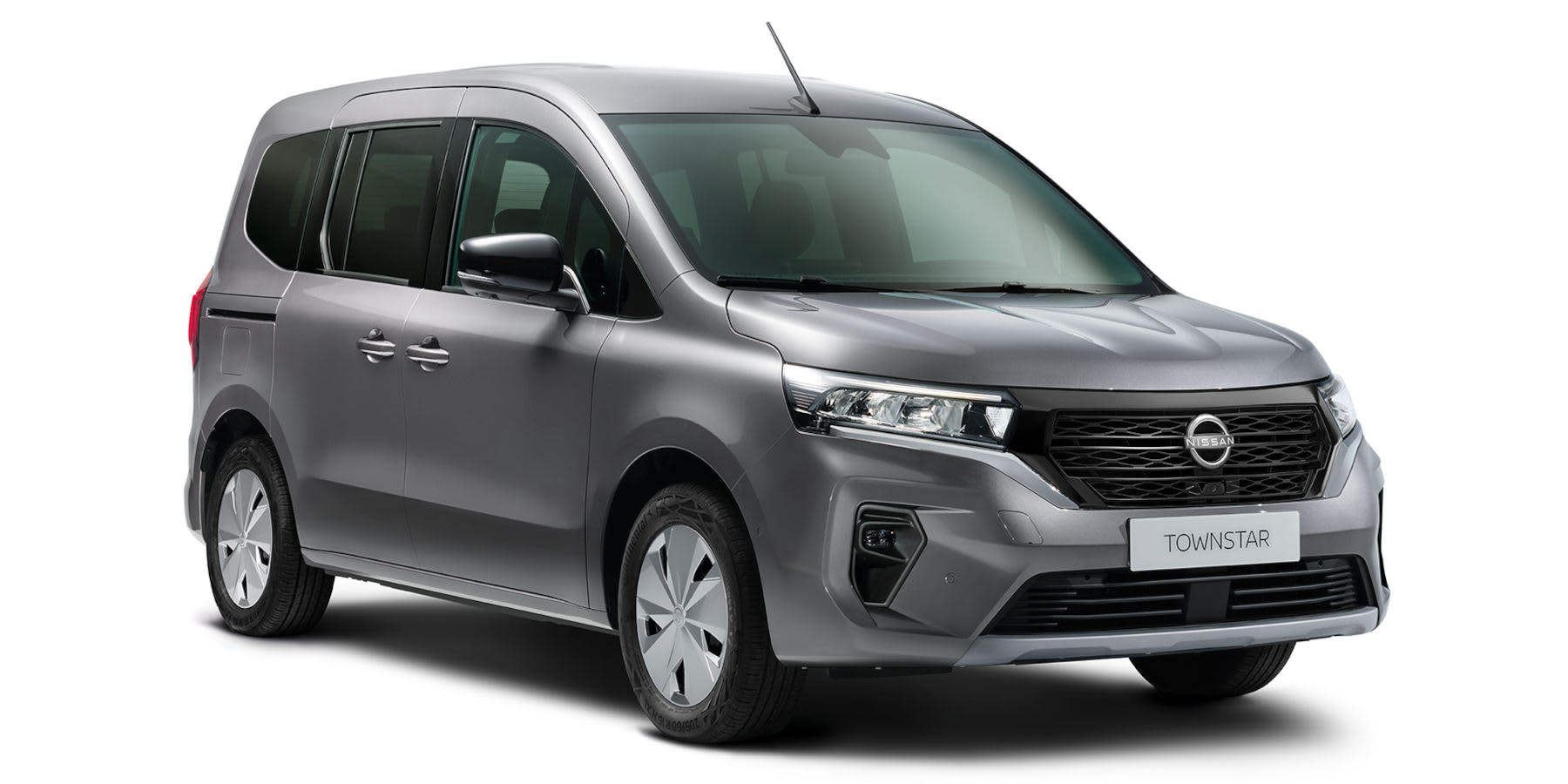 Ein silberner Nissan Townstar Hochdachkombi steht freigestellt vor weißem Hintergrund. Das Fahrzeug besitzt eine Schiebetür und schwarze Spiegelkappen.