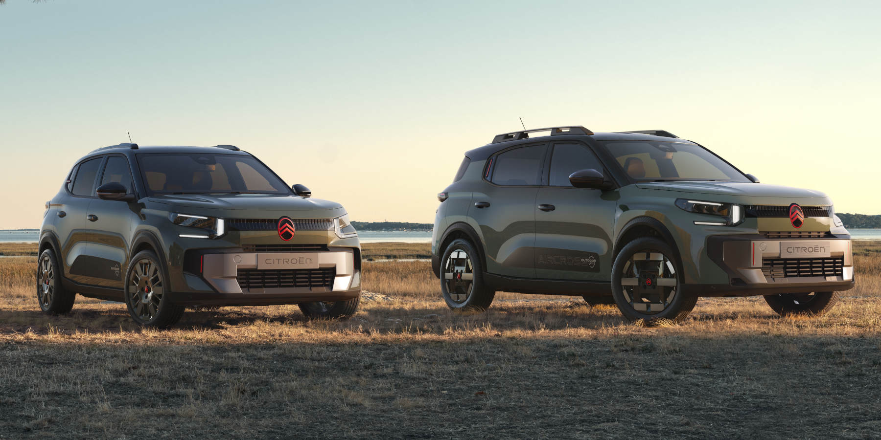 Zwei olivgrüne Citroen Outdoor-Modelle stehen in Küstennähe. Prägend sind die dicken Beplankungen, rote Akzente und das neue Markenlogo.