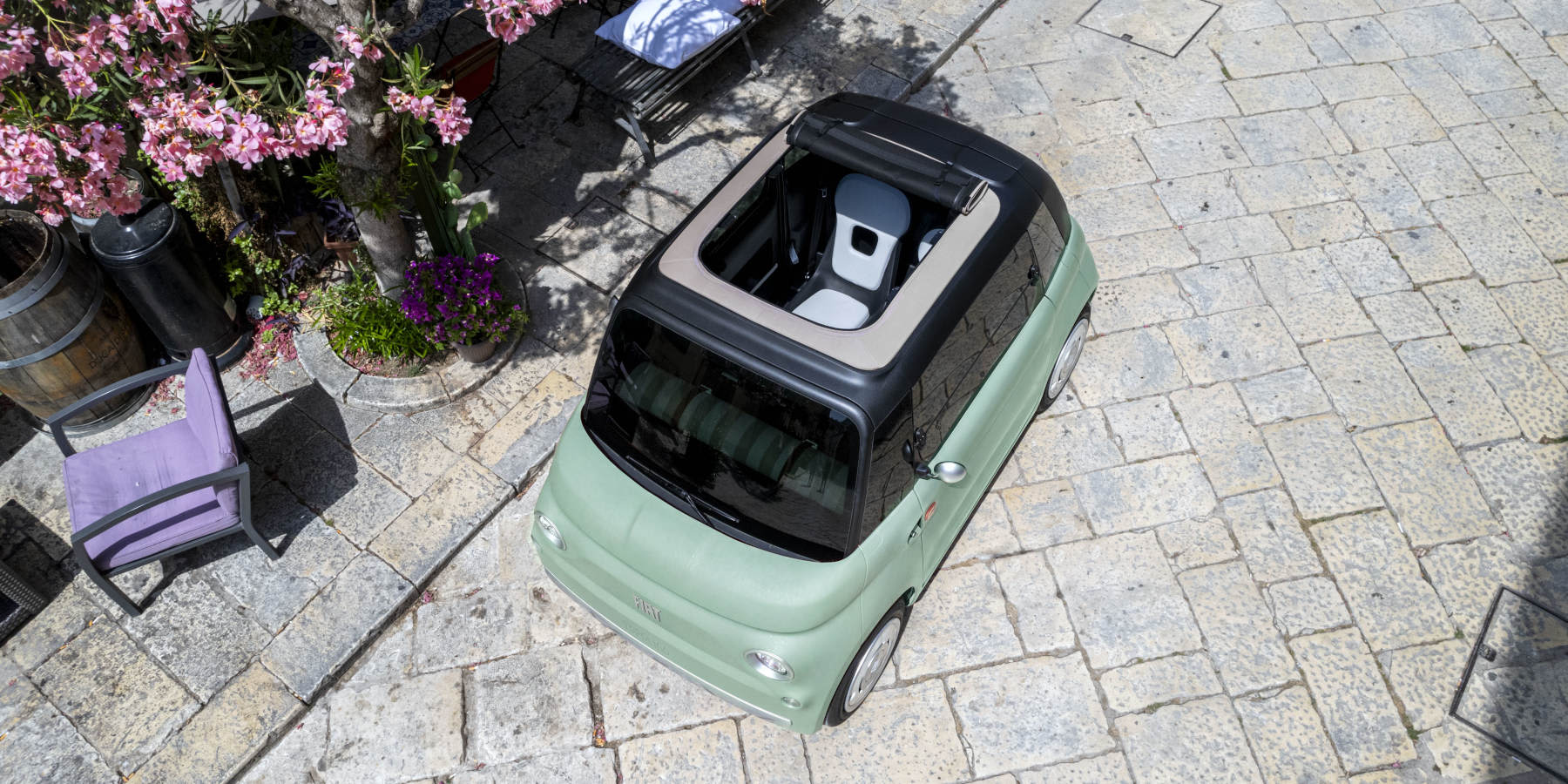 Fiat Topolino Dolcevita Cabrio offenes Dach Vogelperspektive