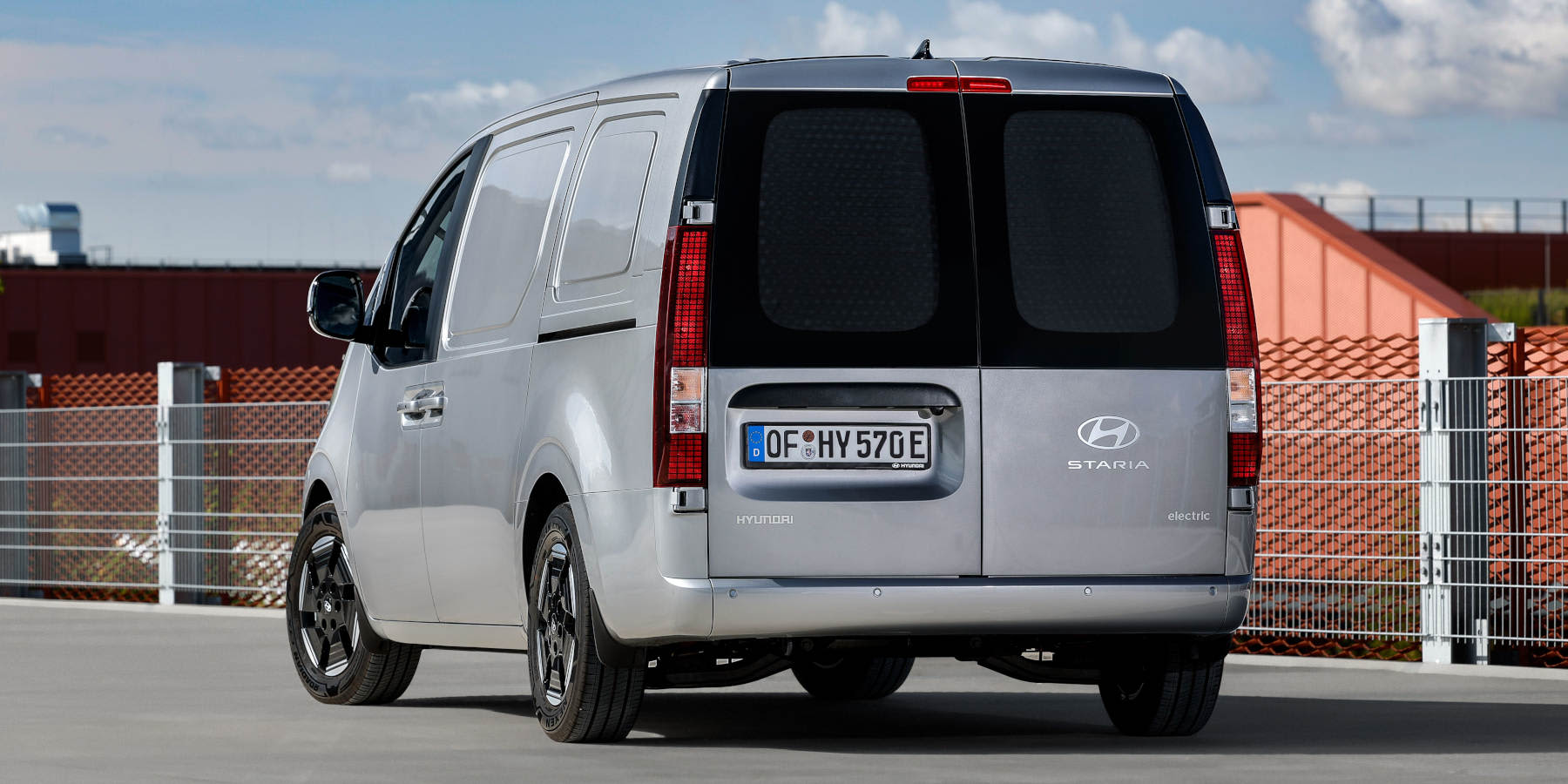 Hyundai Staria Cargo von hinten.