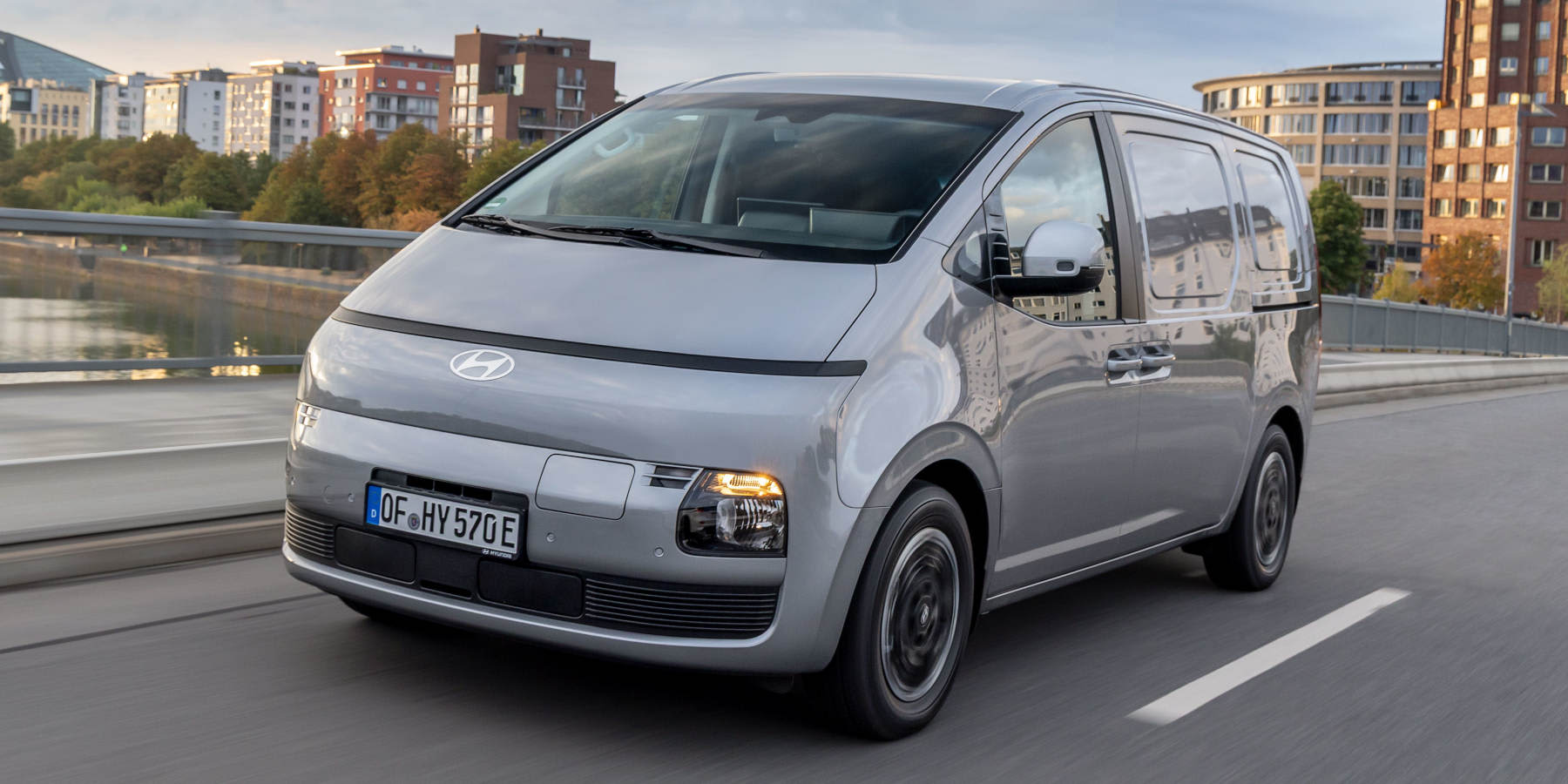 Hyundai Staria Cargo von vorne fahrend.