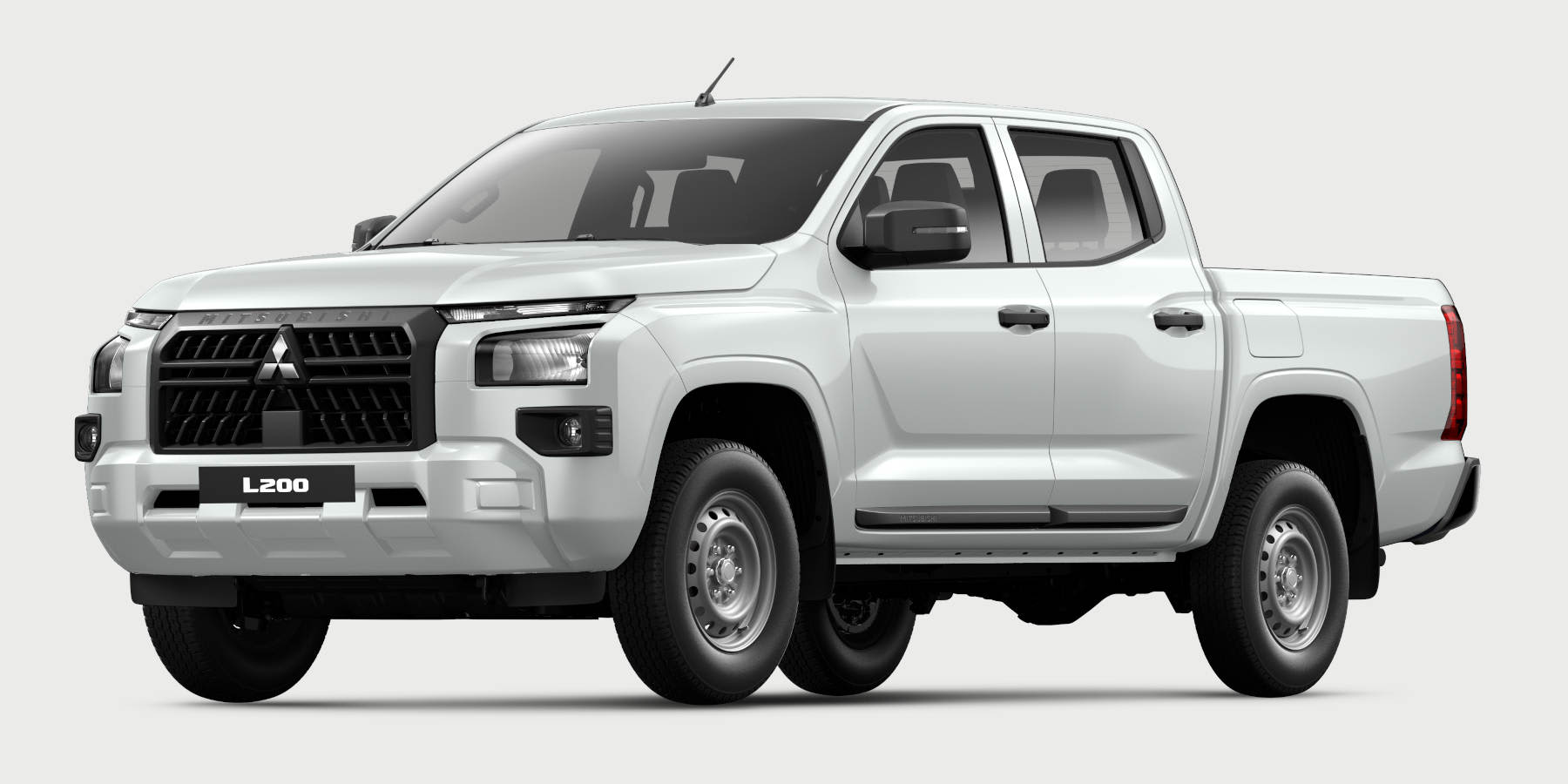 Ein weißer Mitsubishi L200 Pick-up steht im Studio. Prägend sind der wuchtige schwarze Kühlergrill und die markante Frontpartie.