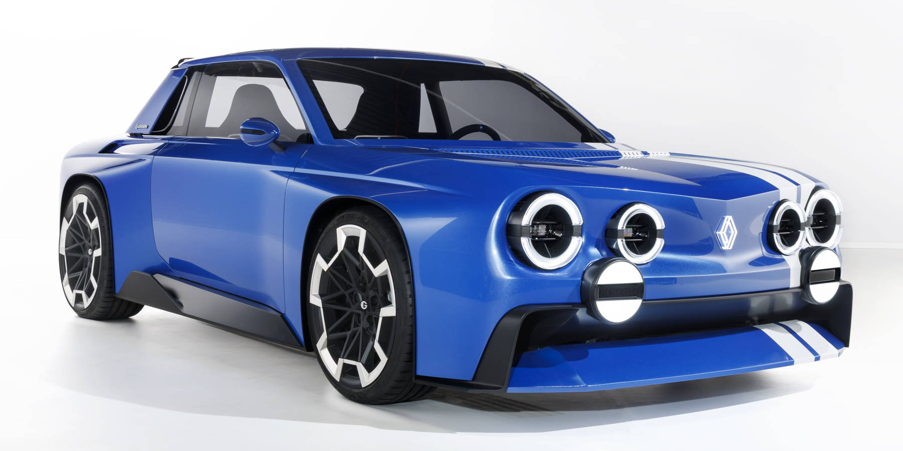 Renault zeigt den R8 Gordini als elektrisches Concept Car mit 270 PS, Heckantrieb und klassischem Rallye-Design. Eine Serienproduktion ist nicht geplant.