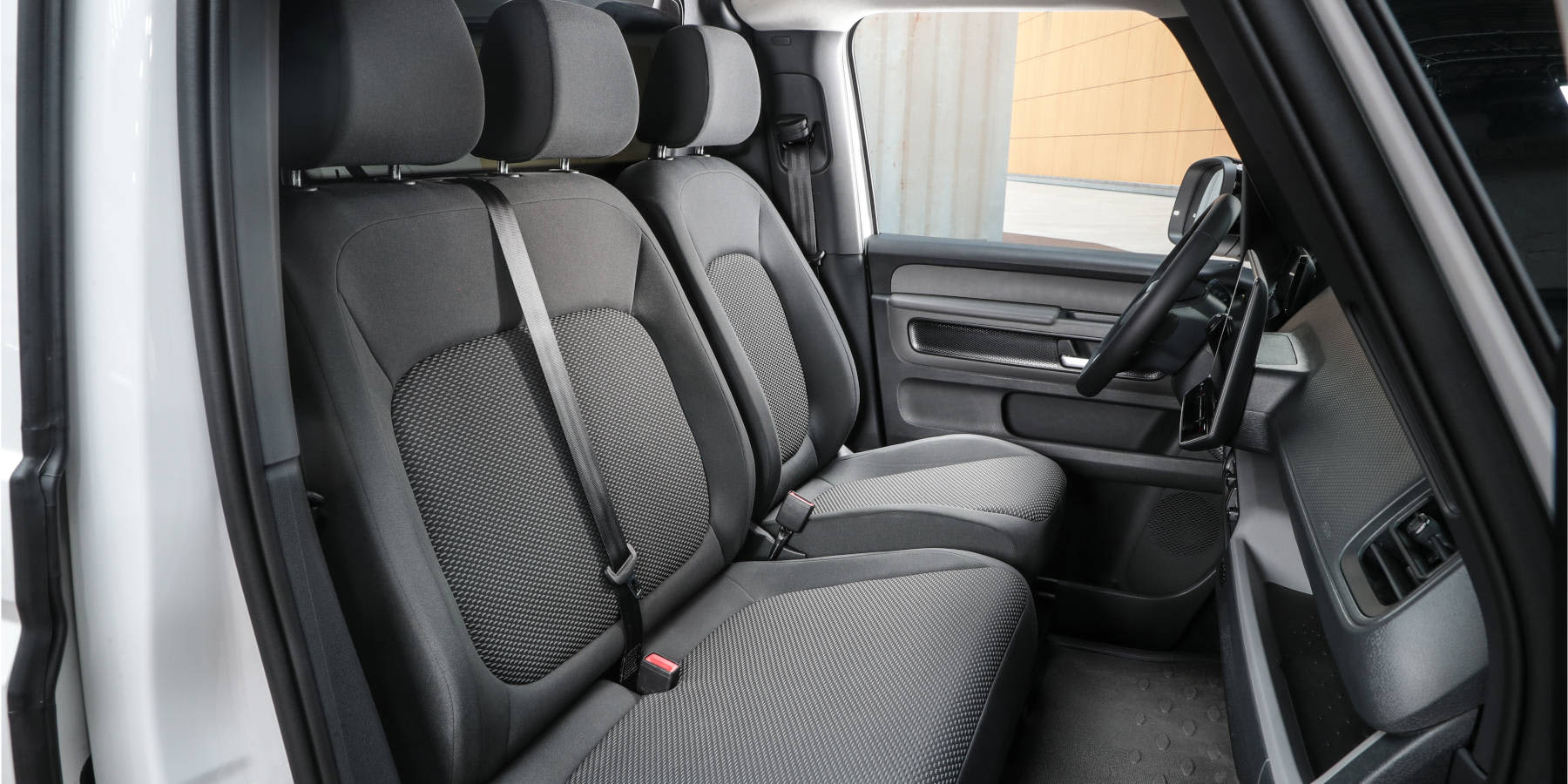 VW ID. Buzz Cargo Innenraum Cockpit seitlicher Blick