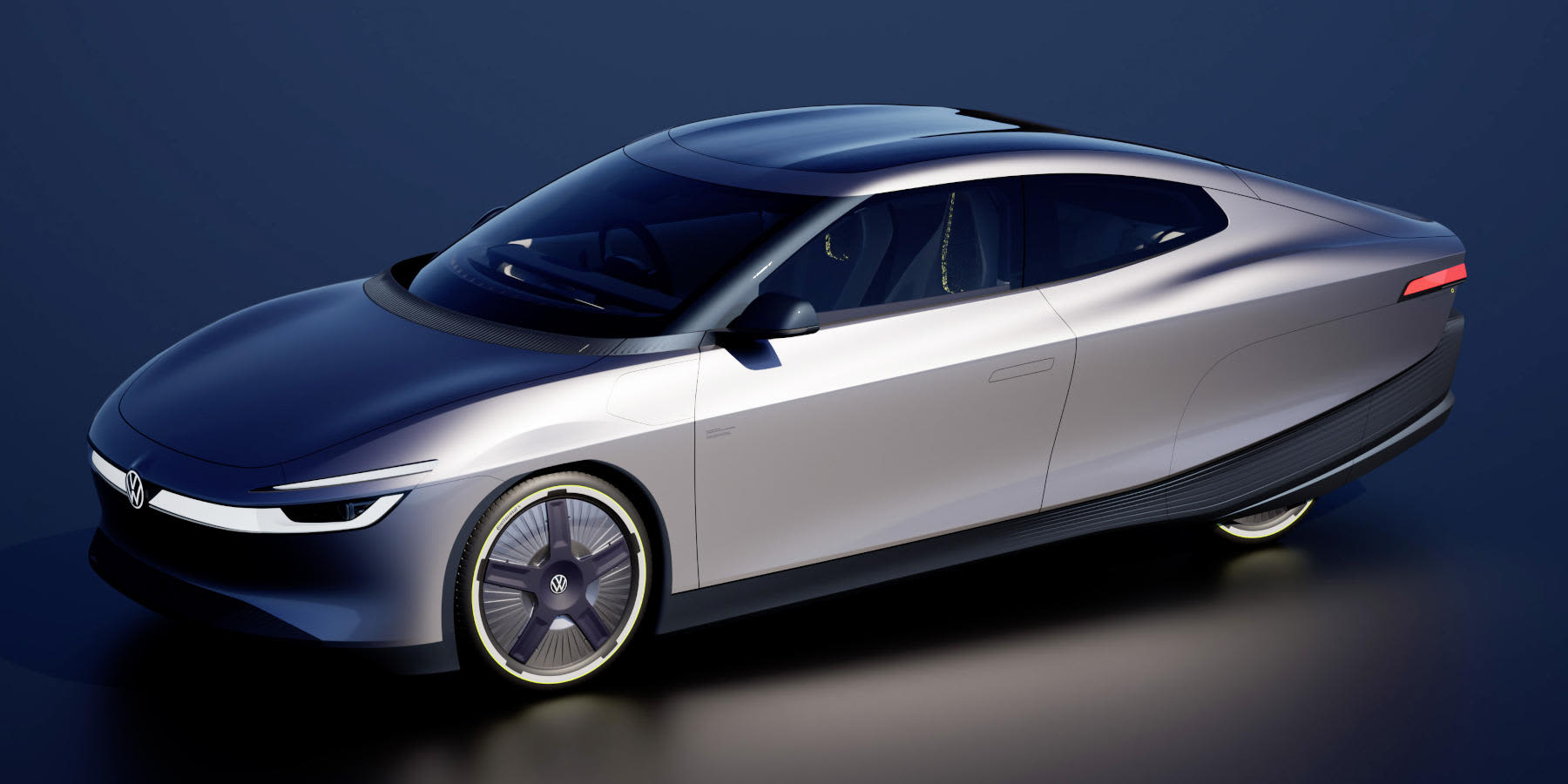 Ein futuristisches VW-Konzeptfahrzeug in Silber-Dunkelblau präsentiert sich mit verkleideten Hinterrädern und durchgehendem LED-Lichtband.