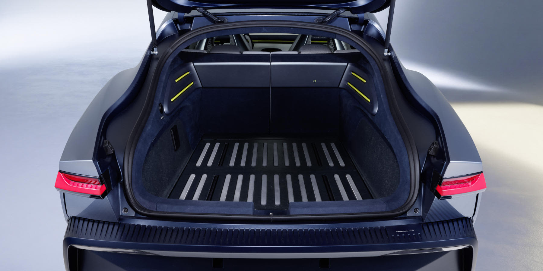 /news/2026/09/vw-zeigt-aerodynamik-wunder-mission-efficiency-drueckt-verbrauch-unter-7-kwh-marke | BILD - VW Mission Efficiency Kofferraum