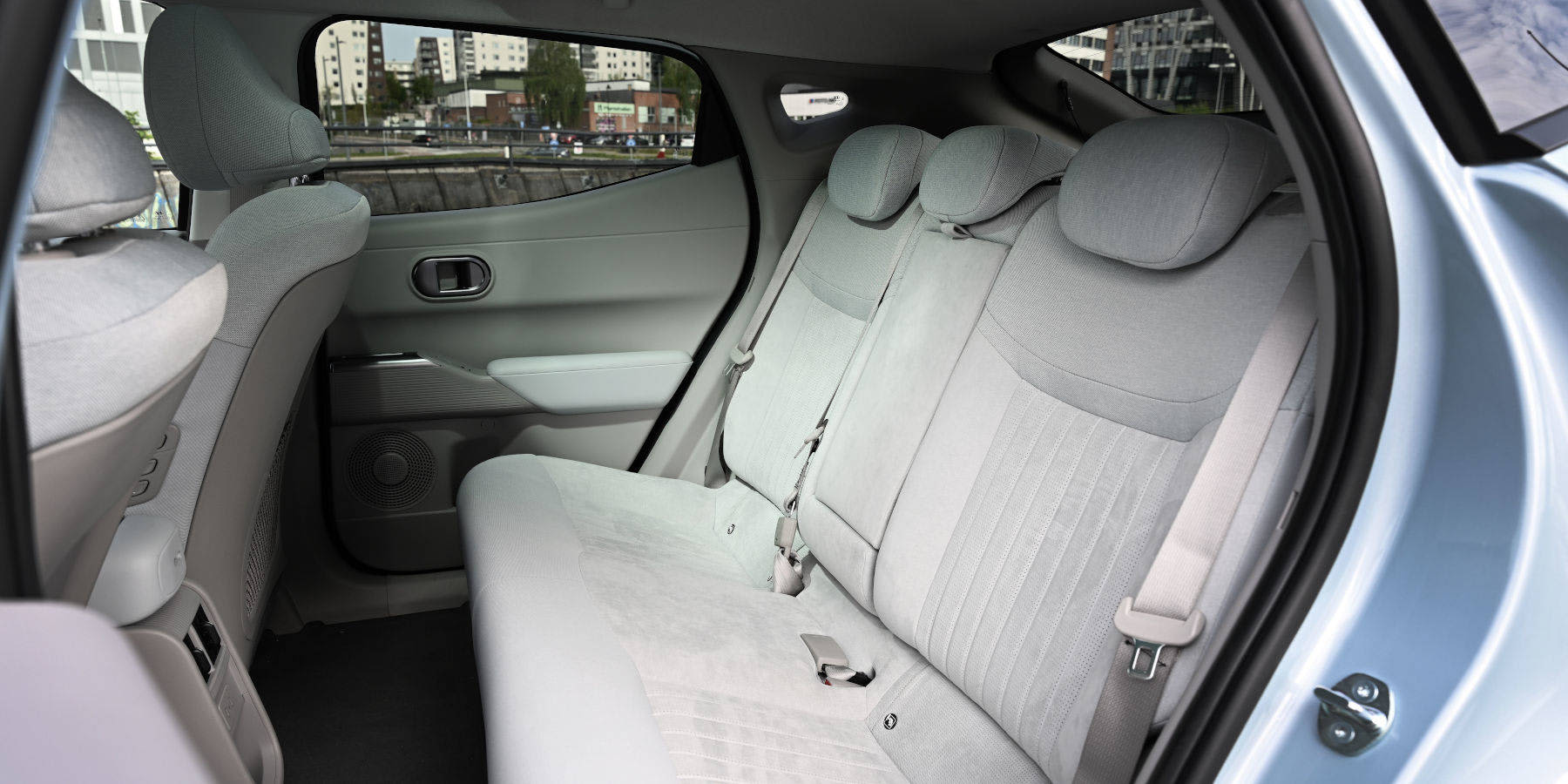 Hyundai Ioniq 3 in hellblauer Lackierung in der Seitenansicht.