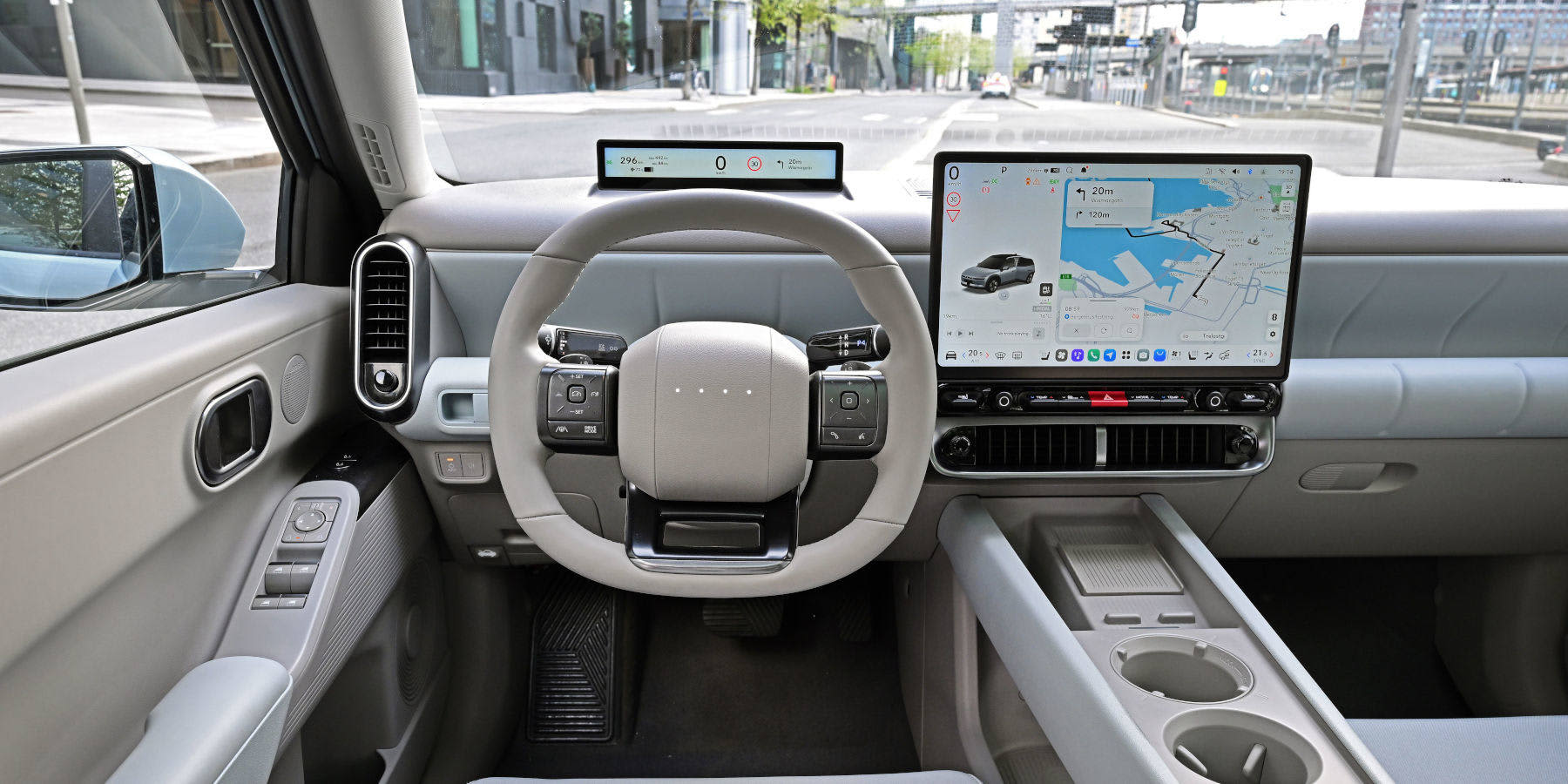 Innenraum des Hyundai Ioniq 3 mit Lenkrad, digitalem Display und großem Touchscreen.