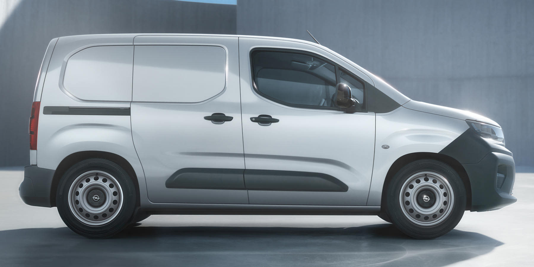 Opel Combo Start von der Seite.