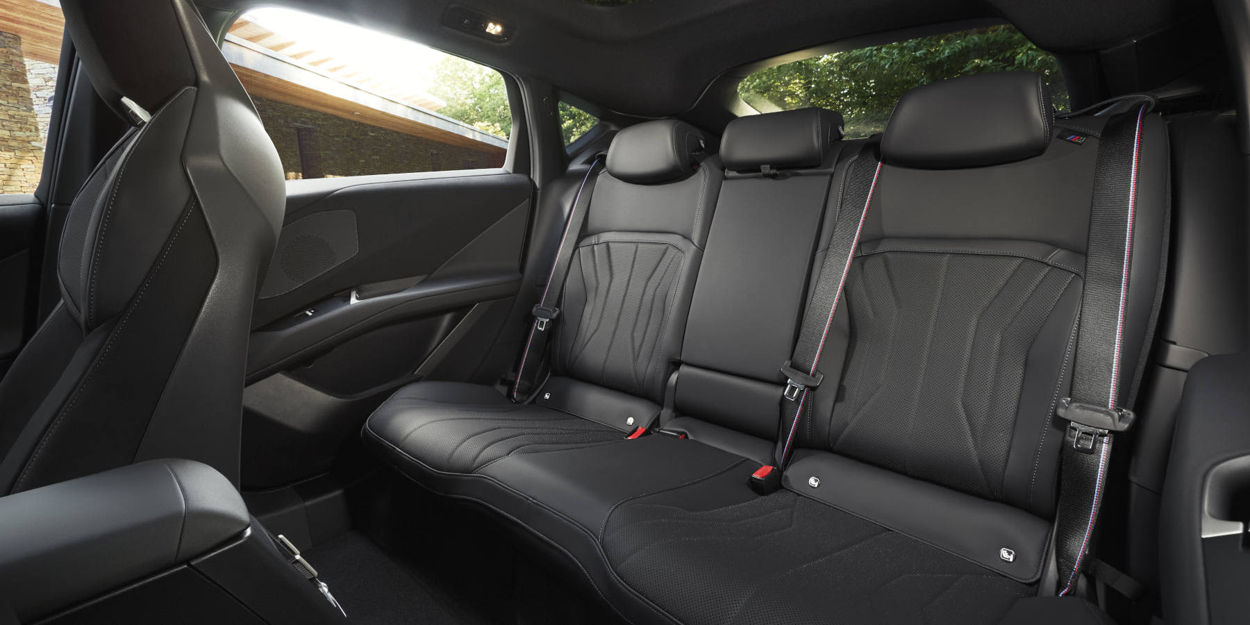 BMW iX4 M60 xDrive Innenraum Rückbank Sitze