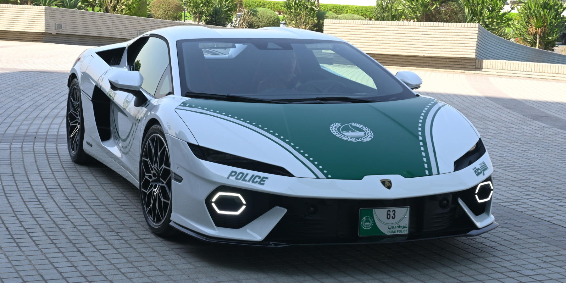 Grün weißer Lamborghini Temerario Polizeiwagen Frontal.