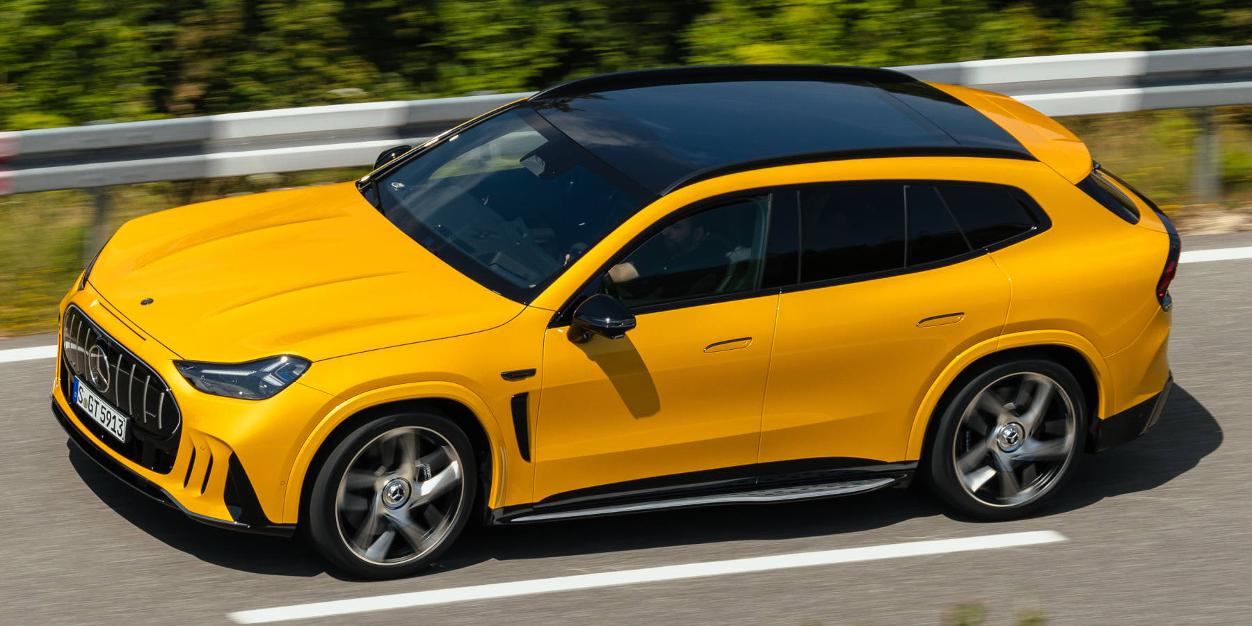 Gelber Mercedes AMG GT SUV von oben fahrend.