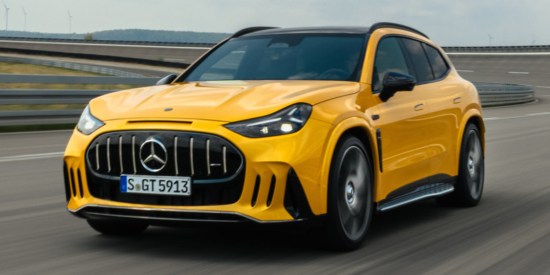 Gelber Mercedes AMG GT SUV fahrend von vorne.