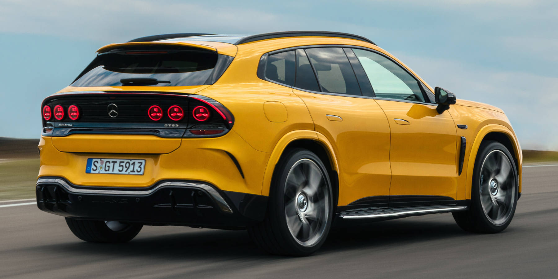 Gelber Mercedes AMG GT SUV Heck.