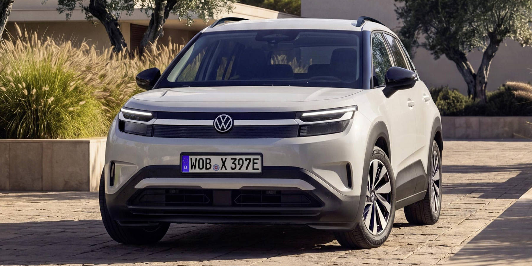 Silberner VW ID. Cross von vorne.