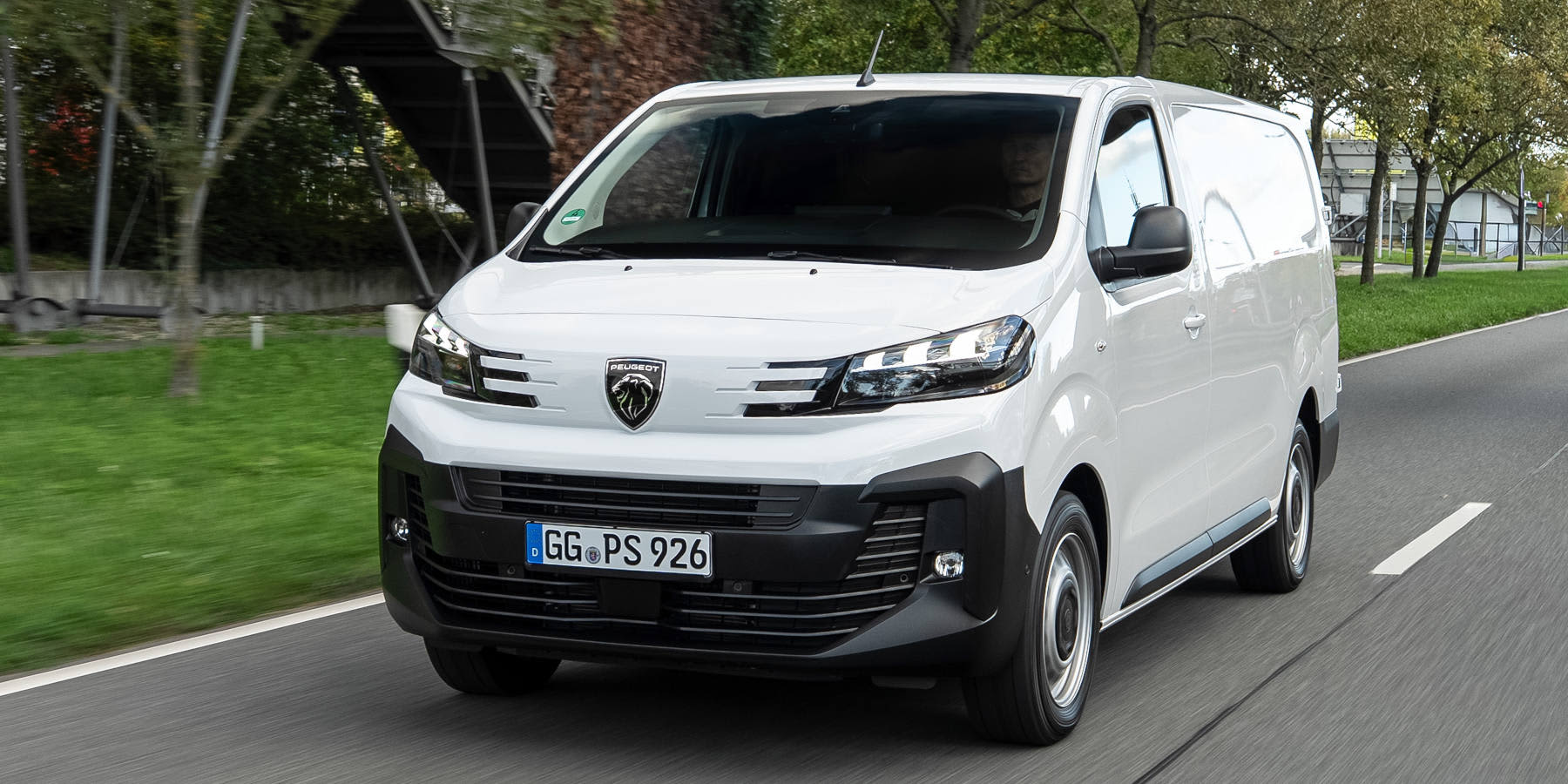 Weißer Peugeot Expert von vorne.