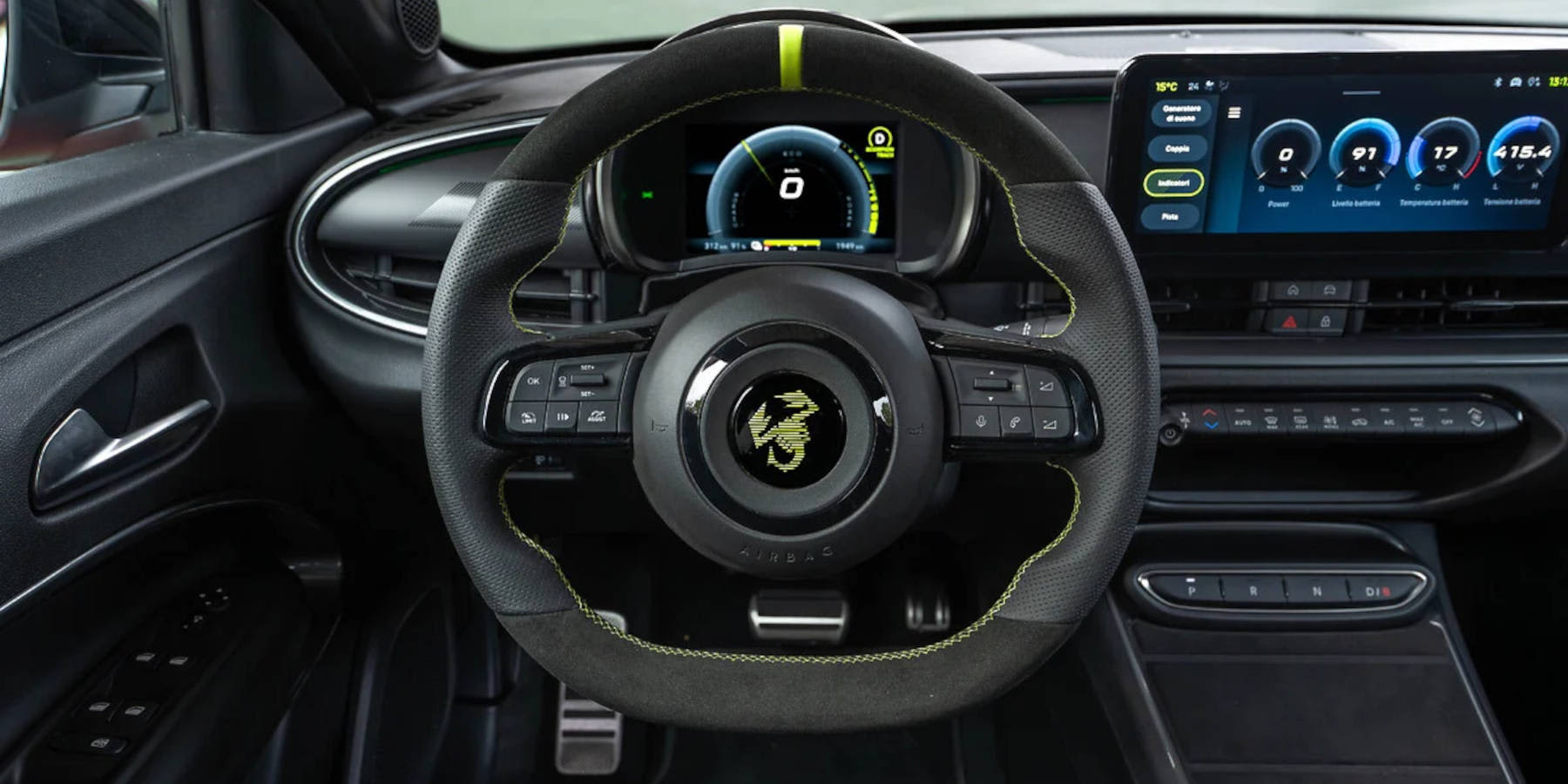 Abarth 600e Innenraum Übersicht Lenkrad