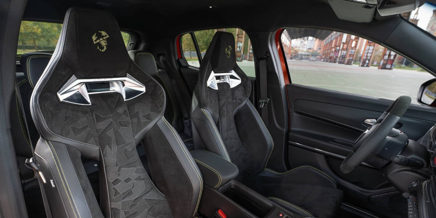  Abarth 600e Innenraum Übersicht Sitze