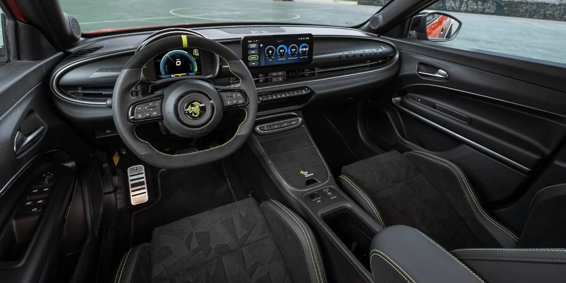 Abarth 600e Innenraum Übersicht Cockpit