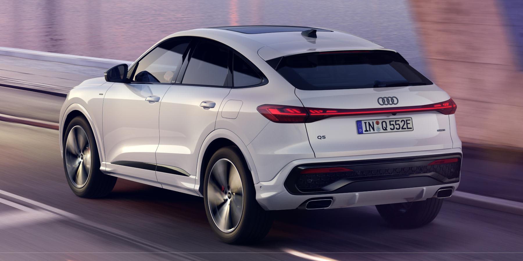 Audi Q5 Sportback e-hybrid Heck in Fahrt