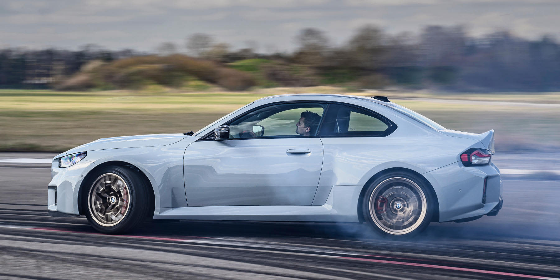 BMW M2 CS Seite: Drift auf Rennstrecke