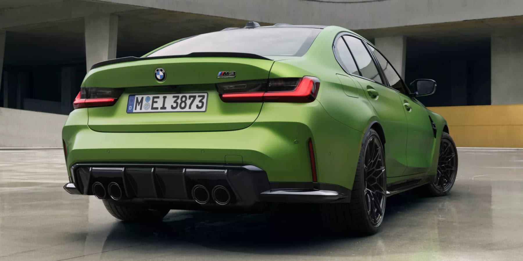 BMW M3 Limousine seitliche Heckansicht 