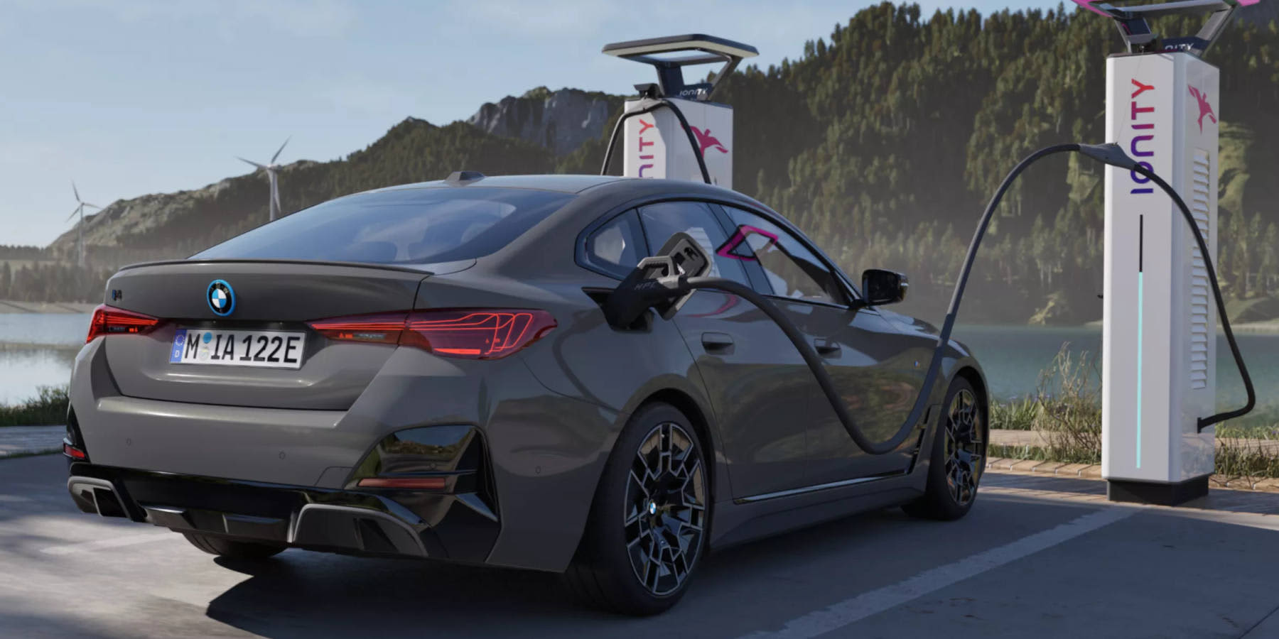 BMW i4 Heck an Ladesäule