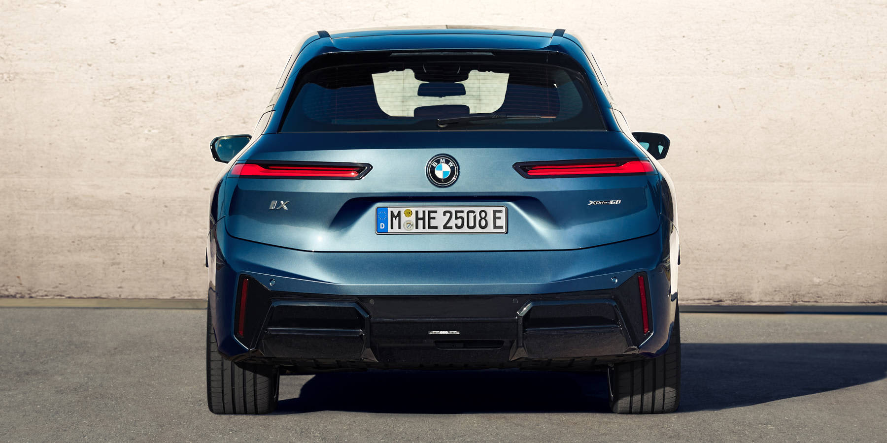 BMW iX Heckansicht Totale