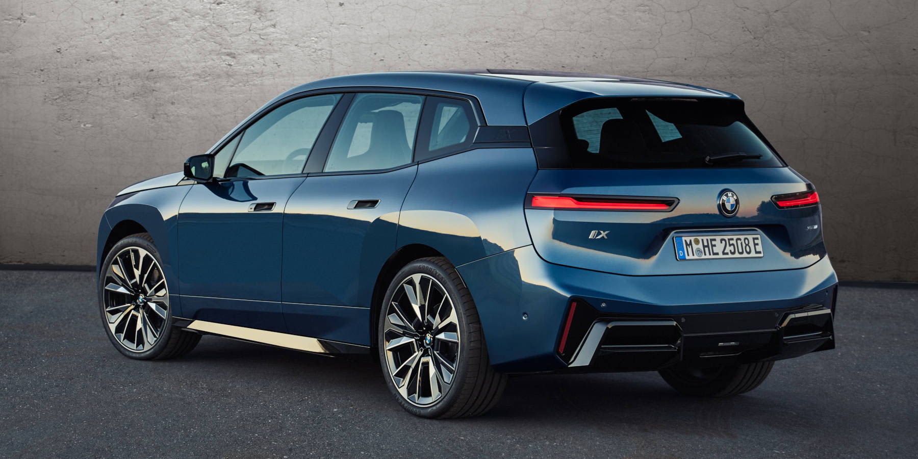 BMW iX seitliche Heckansicht