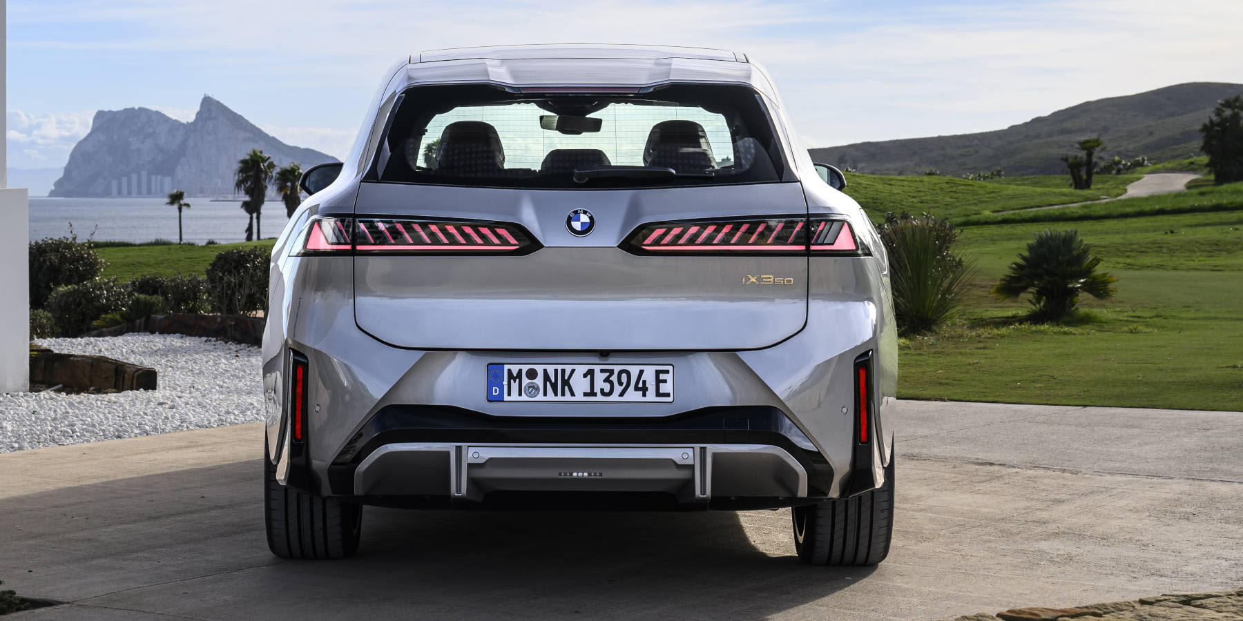 BMW iX3 Heckansicht Totale