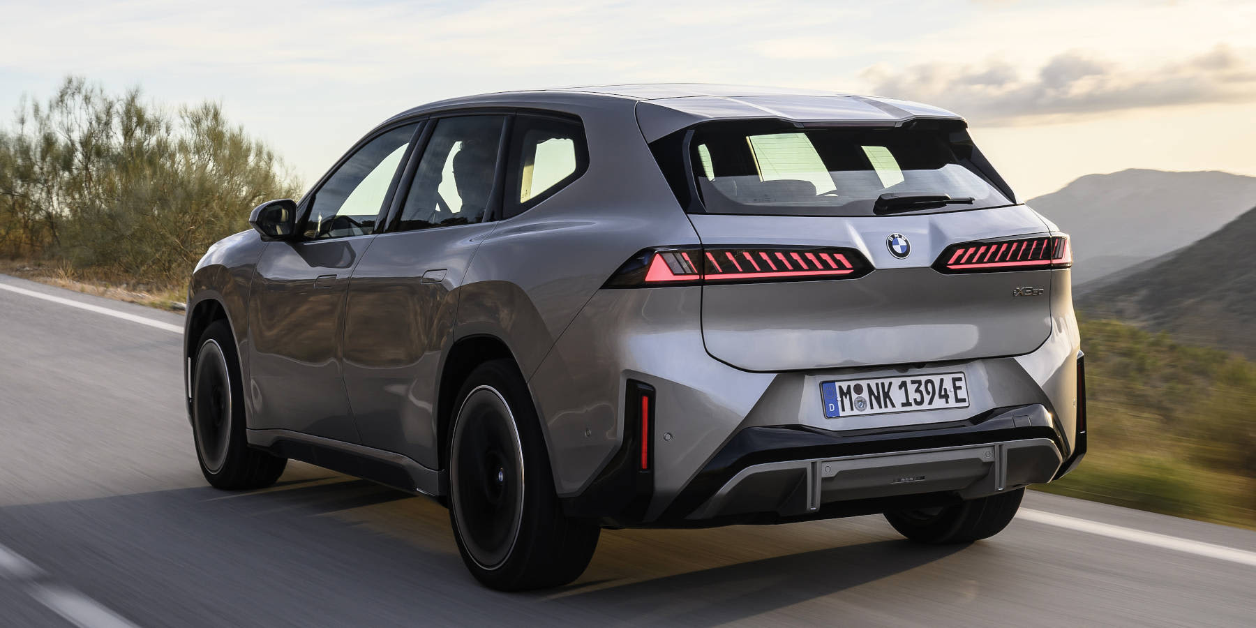 BMW iX3 seitliche Heckansicht 