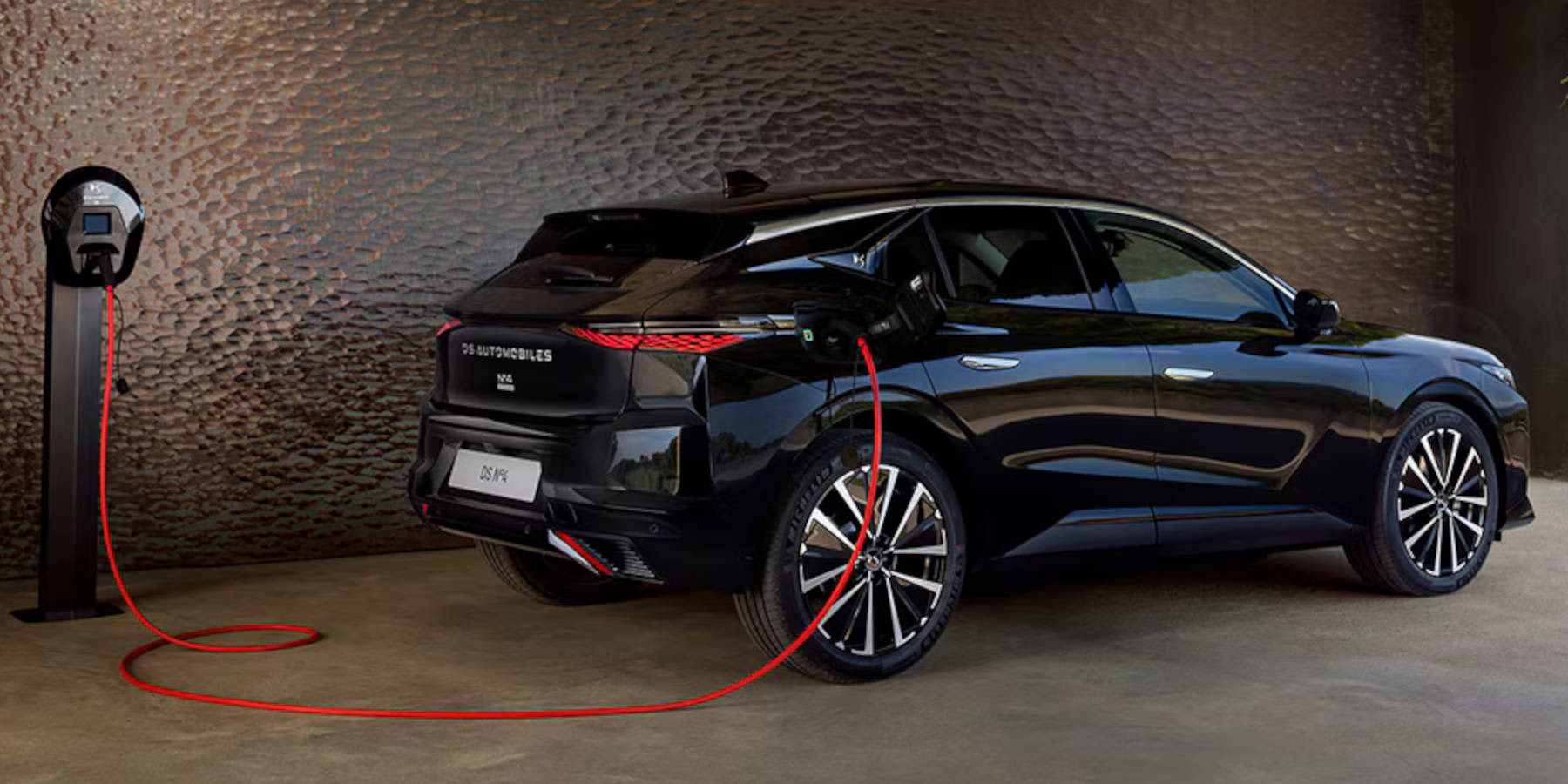 DS N°4 E-Tense an Ladestation