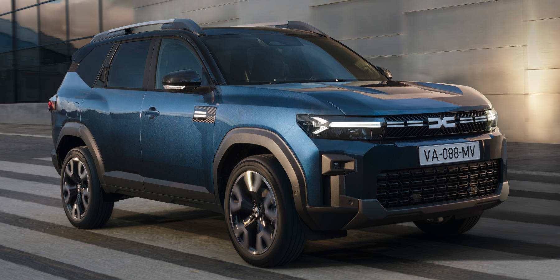 Dacia Bigster Hybrid Front seitlich Sonne