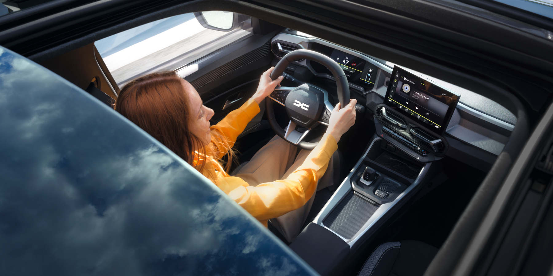 Dacia Bigster Hybrid Innenraum Cockpit Blick von oben Frau am Steuer
