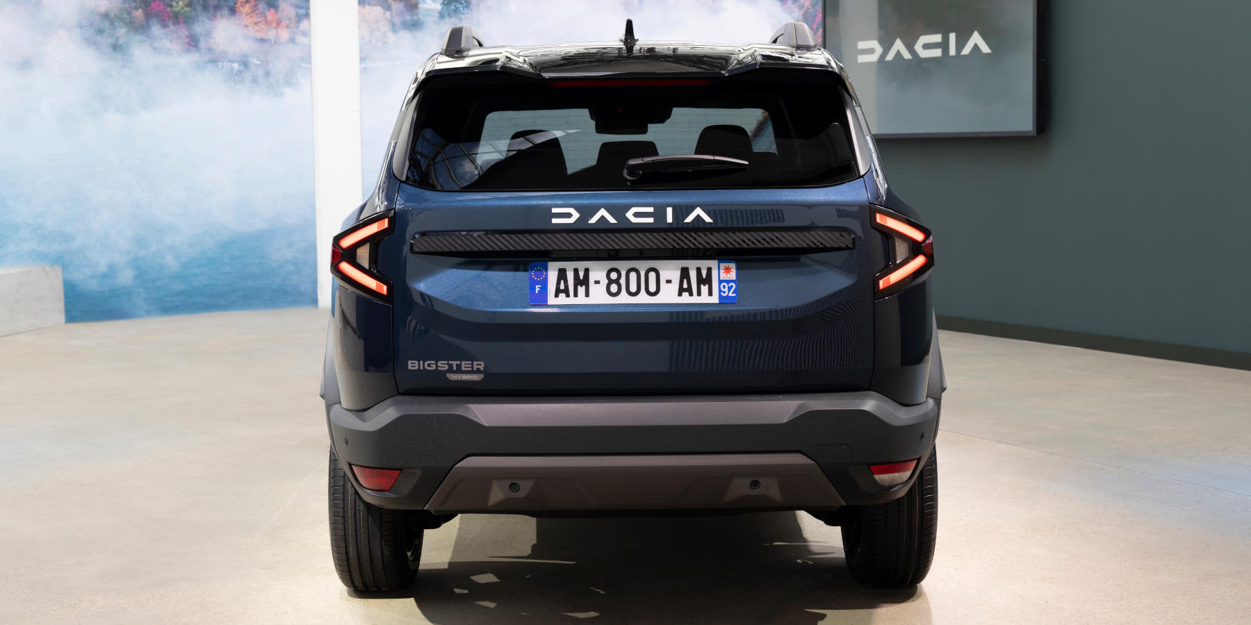  Dacia Bigster Heckansicht frontal