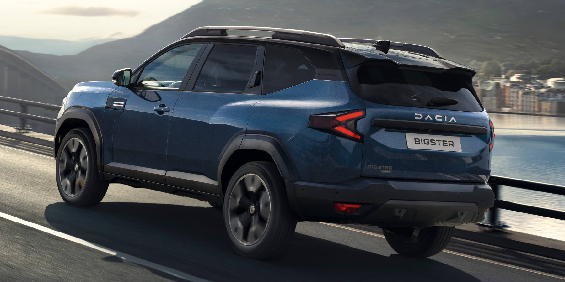 Dacia Bigster Hybrid Heck schräg in Fahrt