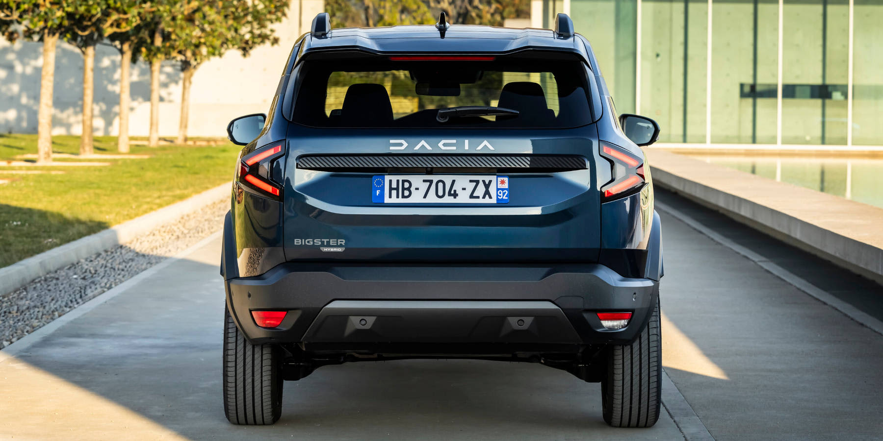  Dacia Bigster Heckansicht frontal