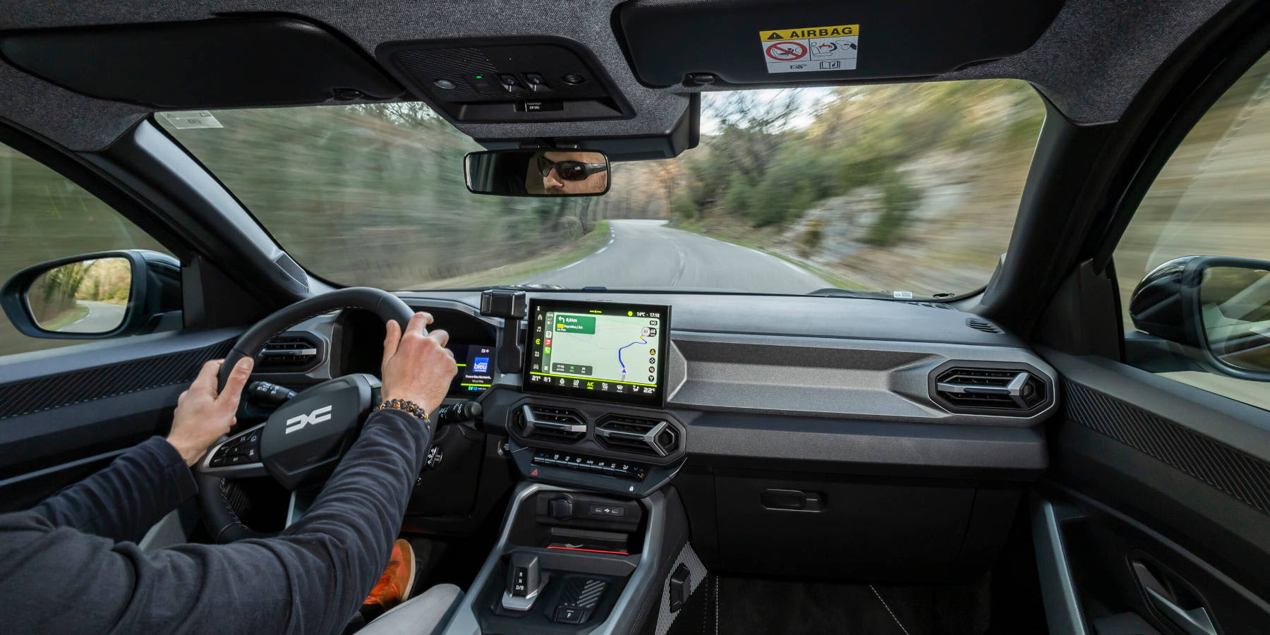Dacia Bigster Innenraum Cockpit Fahrer am Steuer