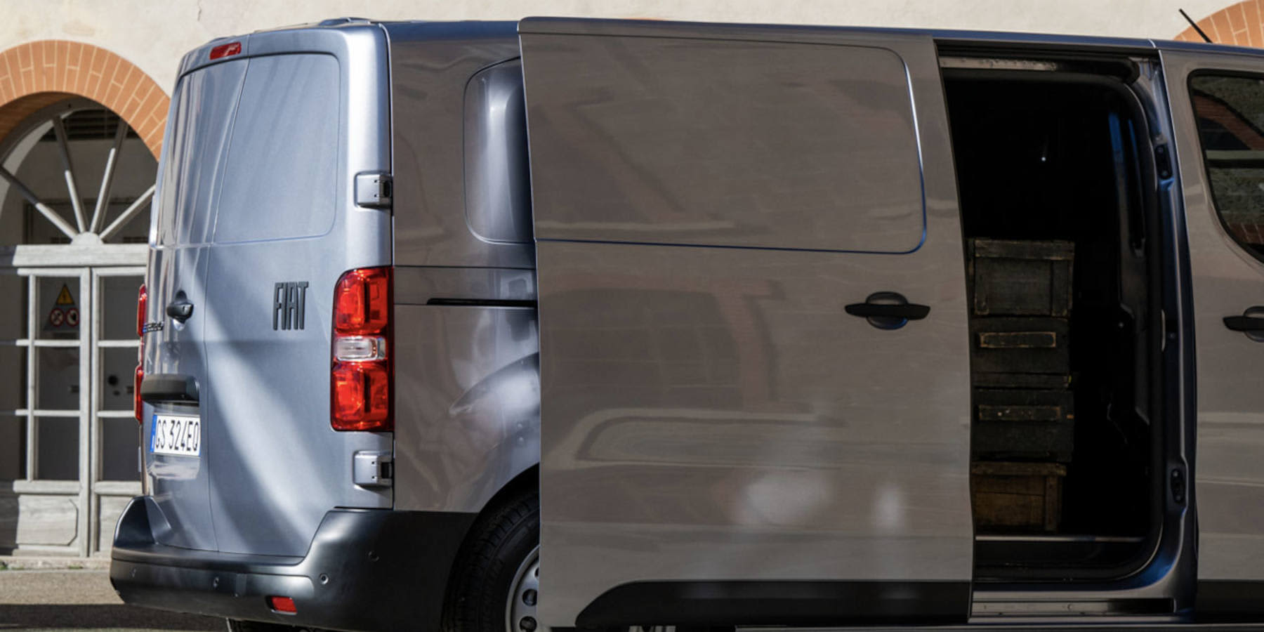 Fiat E-Scudo Kastenwagen seitliche Heckansicht mit Schiebetüren