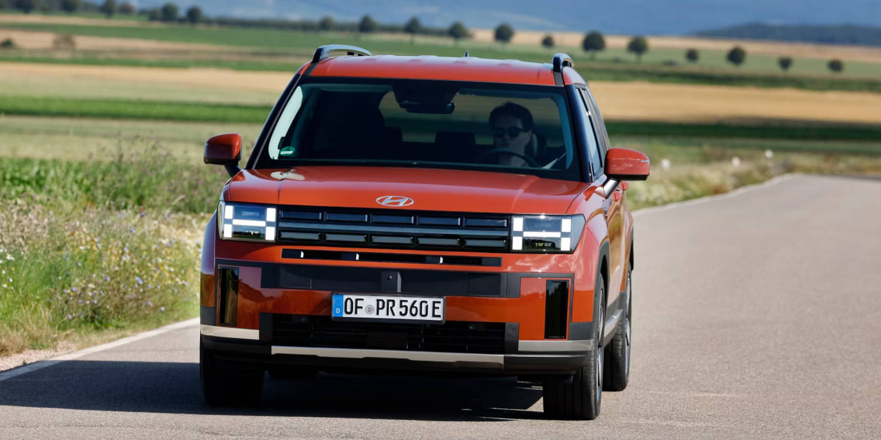 Hyundai Santa Fe Hybrid Front: fahrend auf der Straße