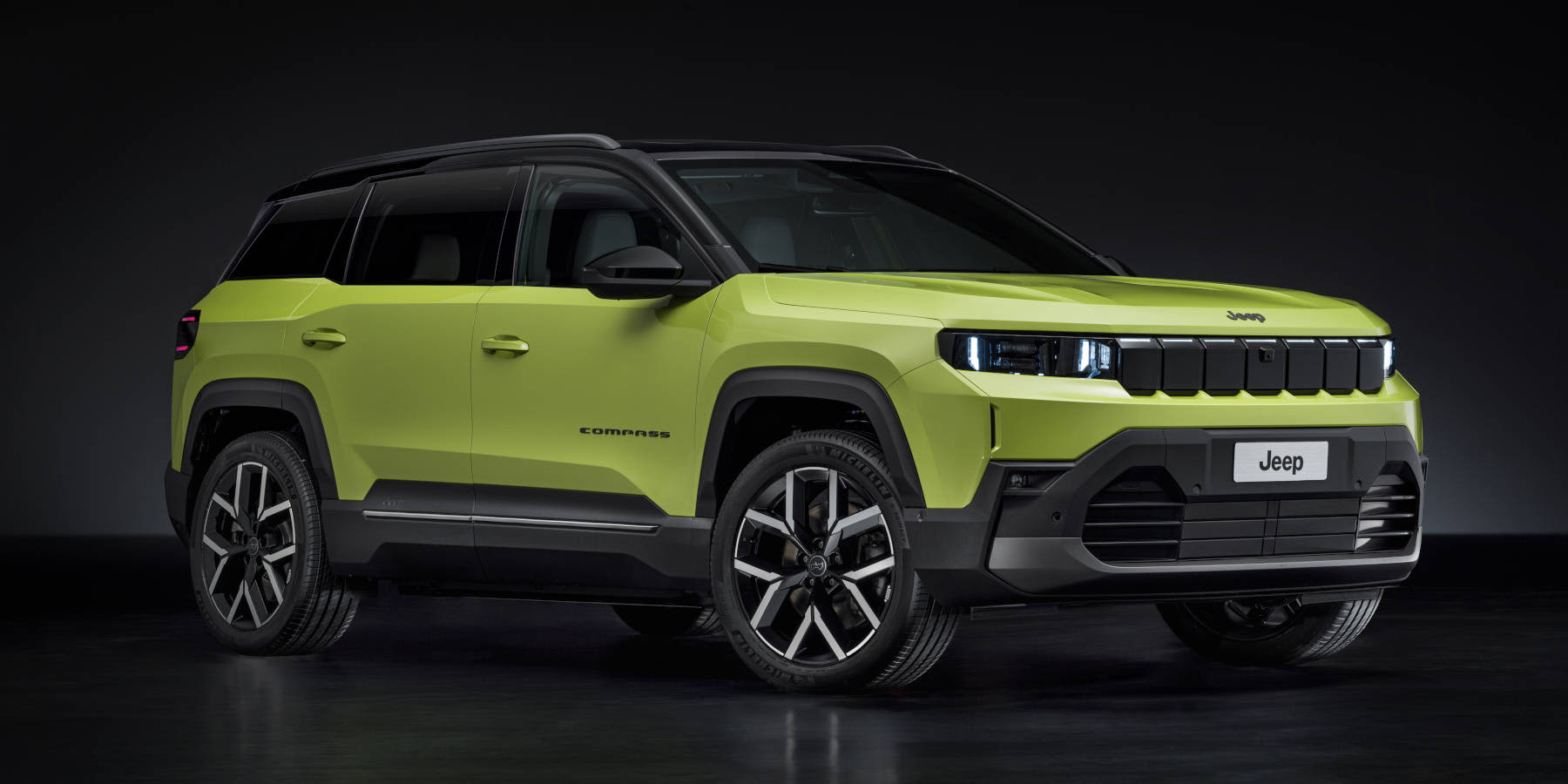 Jeep Compass Elektro seitliche Frontansicht