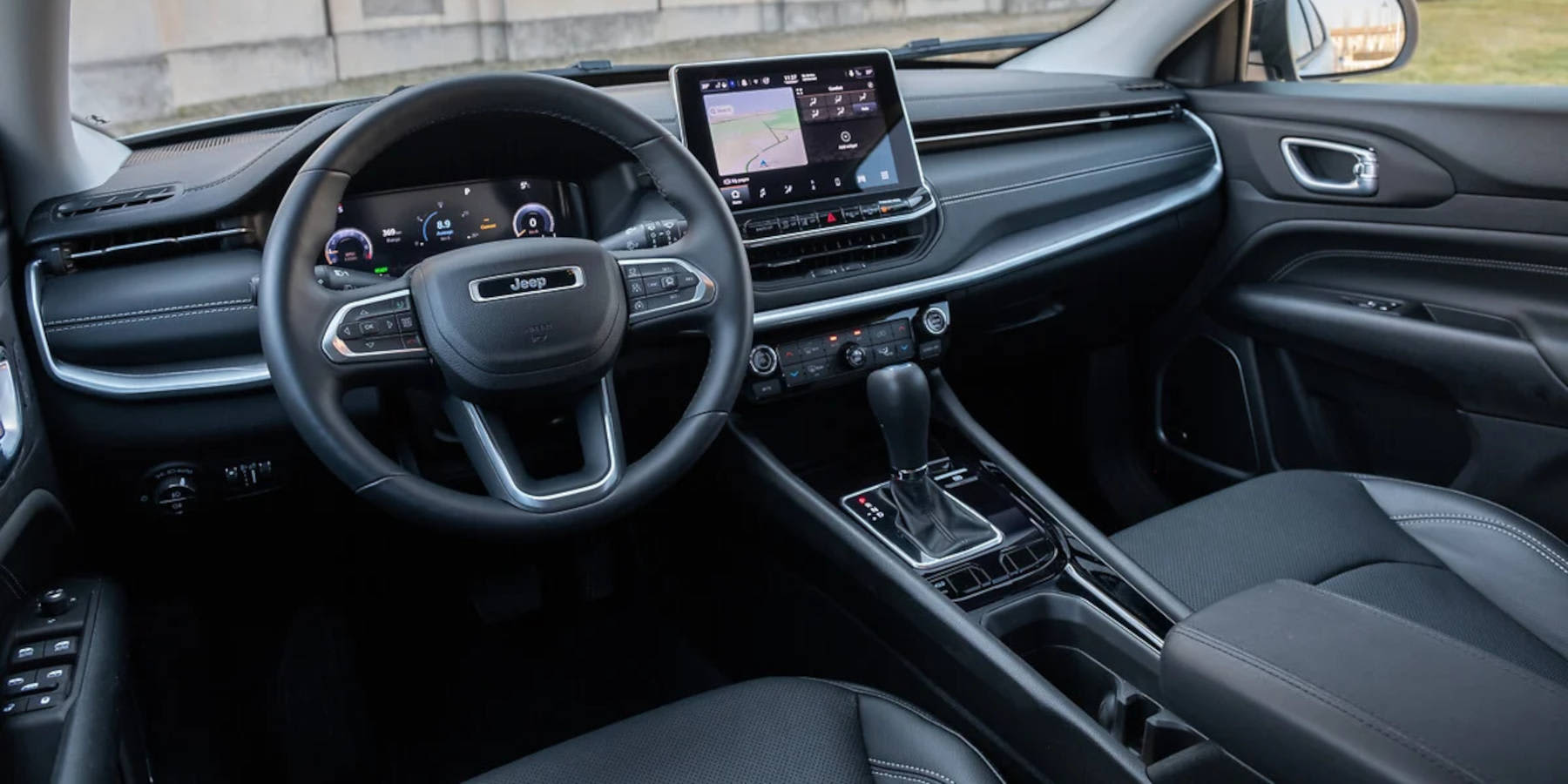 Jeep Compass e-Hybrid Innenraum Übersicht Cockpit