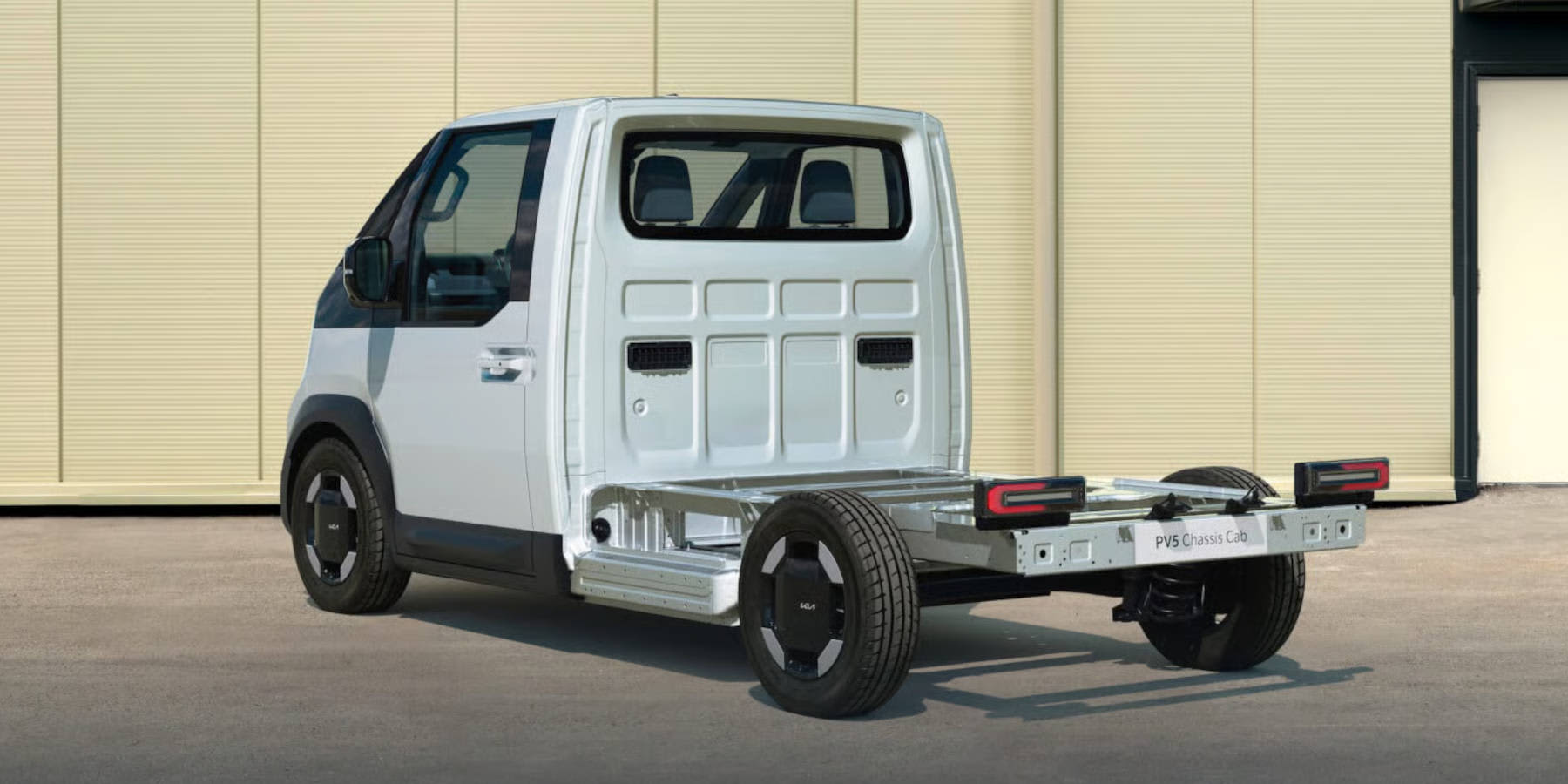 Kia PV5 Chassis Cab seitliche Heckansicht