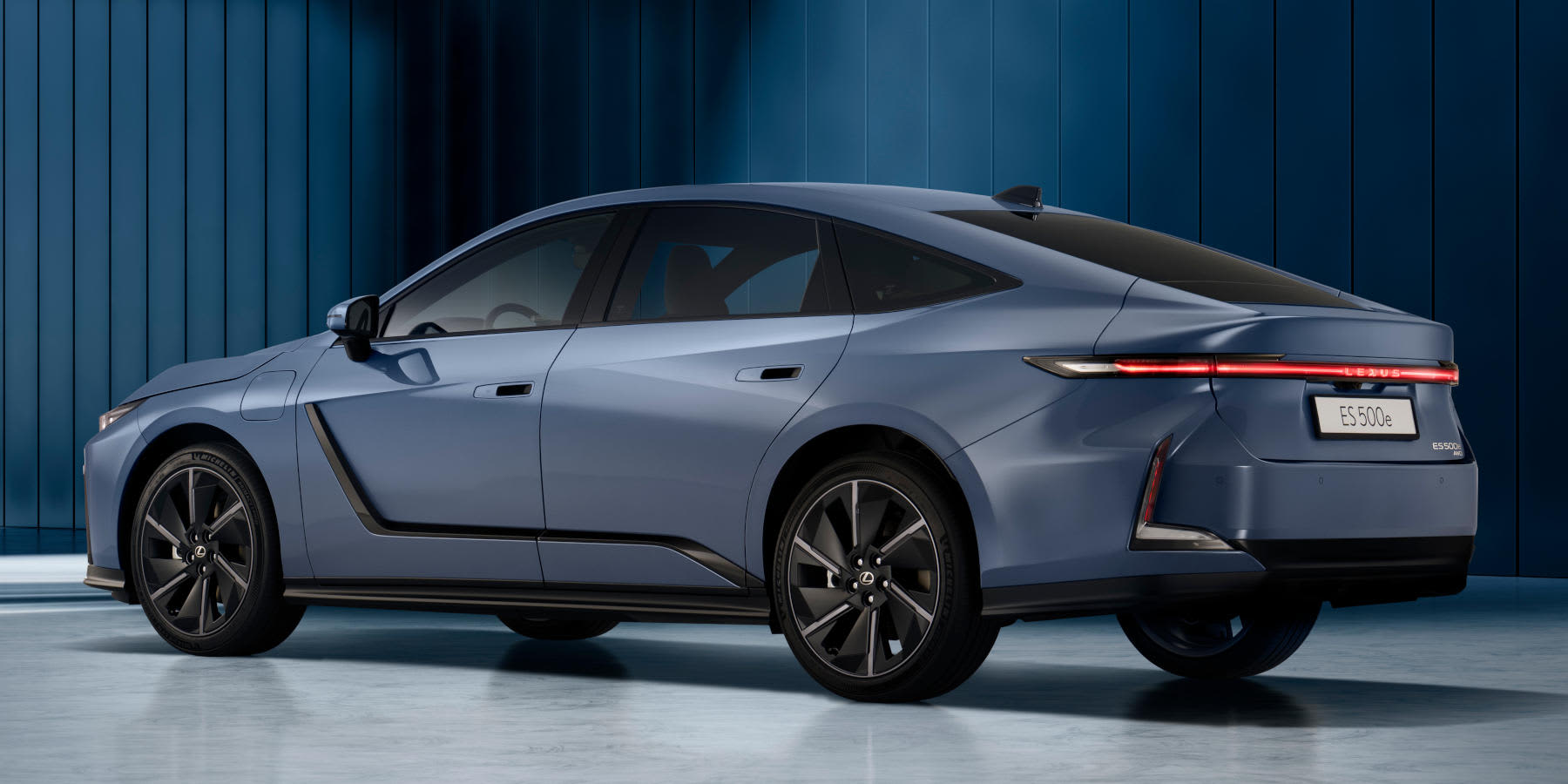 Lexus ES 500e Heck seitlich