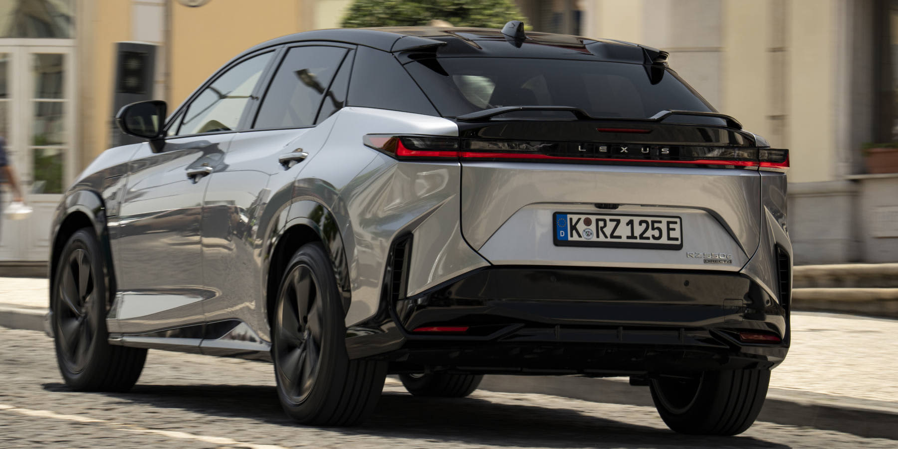 Lexus RZ seitliche Heckansicht