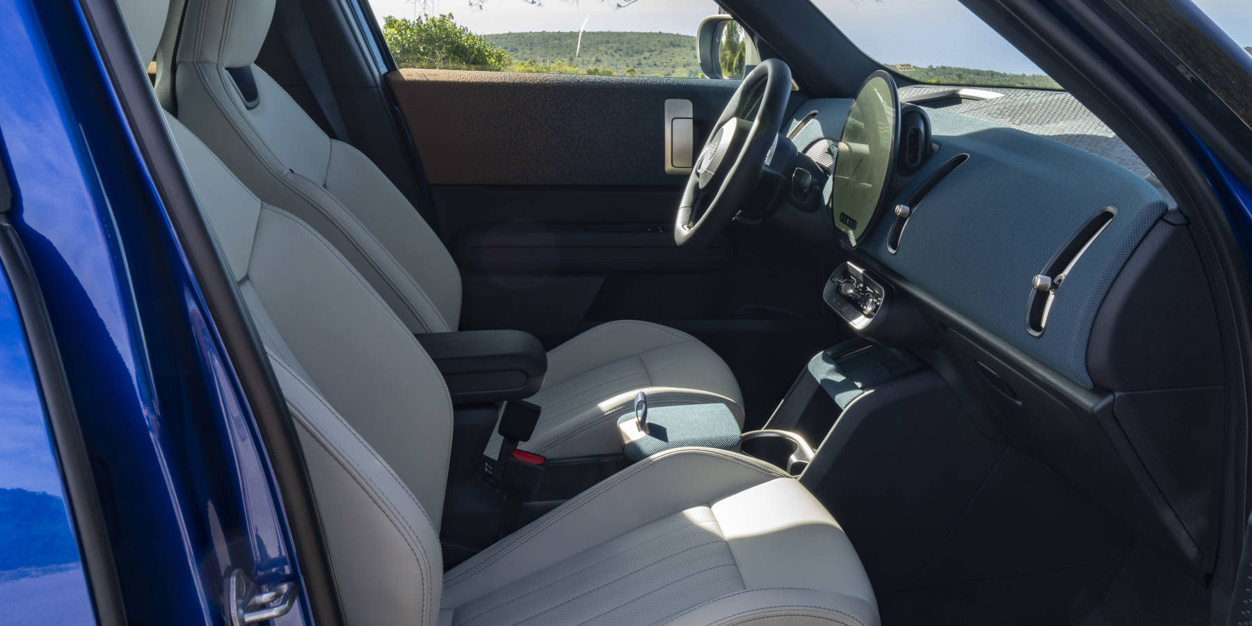 MINI Countryman Electric Innenraum Übersicht Cockpit seitlich
